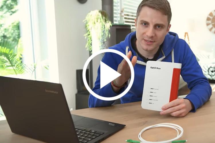 Screenshot des Videos, in dem EWE-Smartgeber Jan die Einrichtung des Glasfaser-Routers erläutert