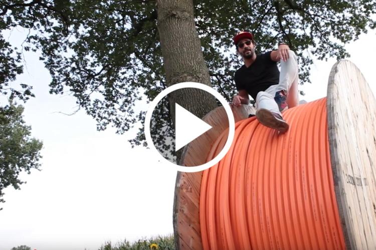 Screenshot des Videos, in dem EWE-Smartgeber Younes über den Glasfaser-Hausanschluss informiert