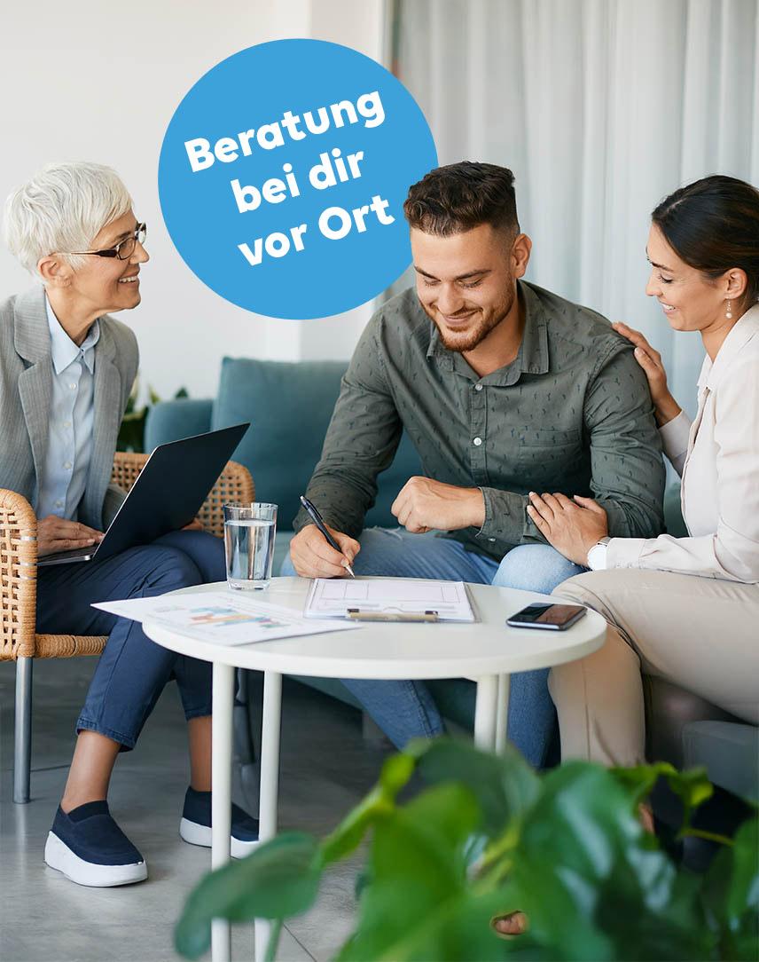 Junges Paar lässt sich von Expertin zuhause beraten