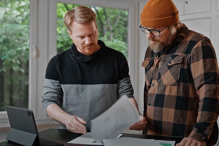 Screenshot aus dem Video, in dem EWE-Smartgeber Fred den Energieberater Jan zum Thema iSFP interviewt