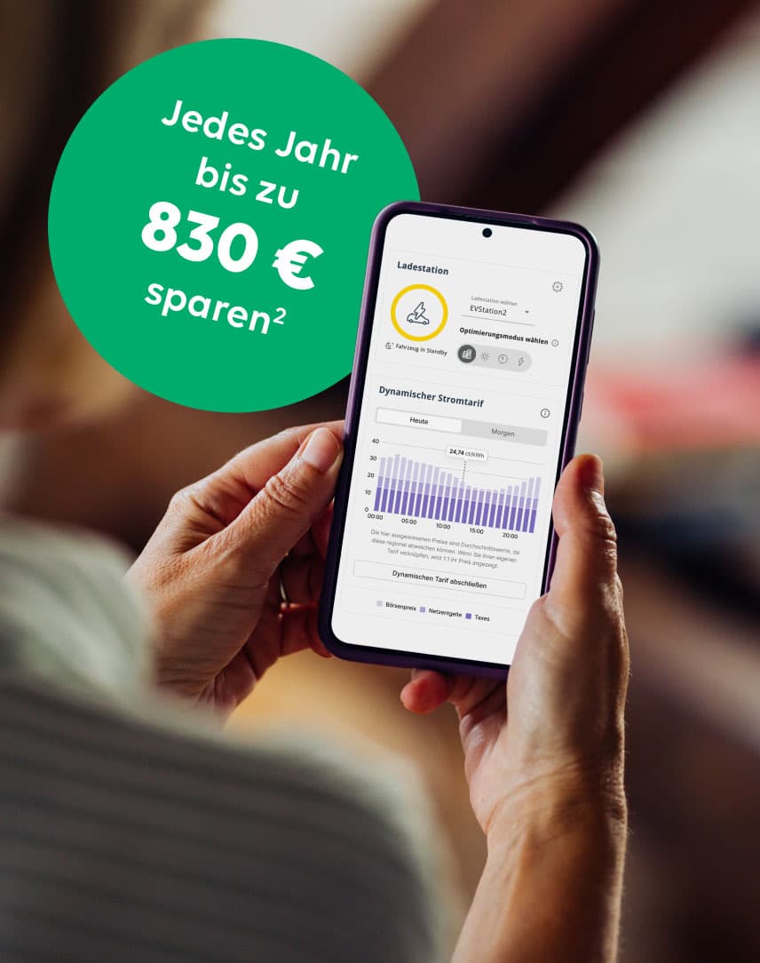 Eine Frau schaut sich auf dem Smartphone den EWE Energiemanager an