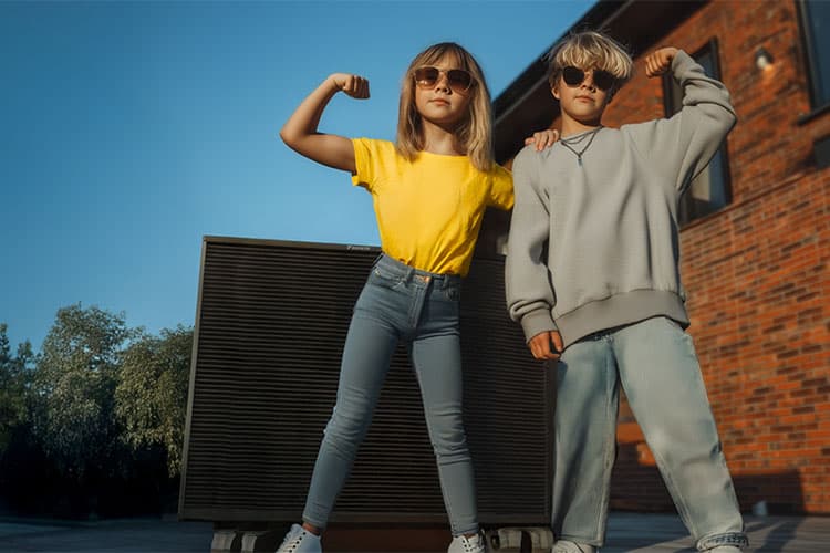 Vater und Tochter, die auf einer Wärmepumpe sitzt, unterhalten sich in ihrem Garten