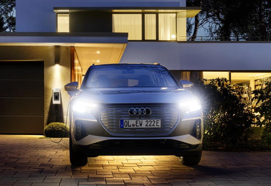 Auto vor einem Haus mit Wallbox im Hintergrund