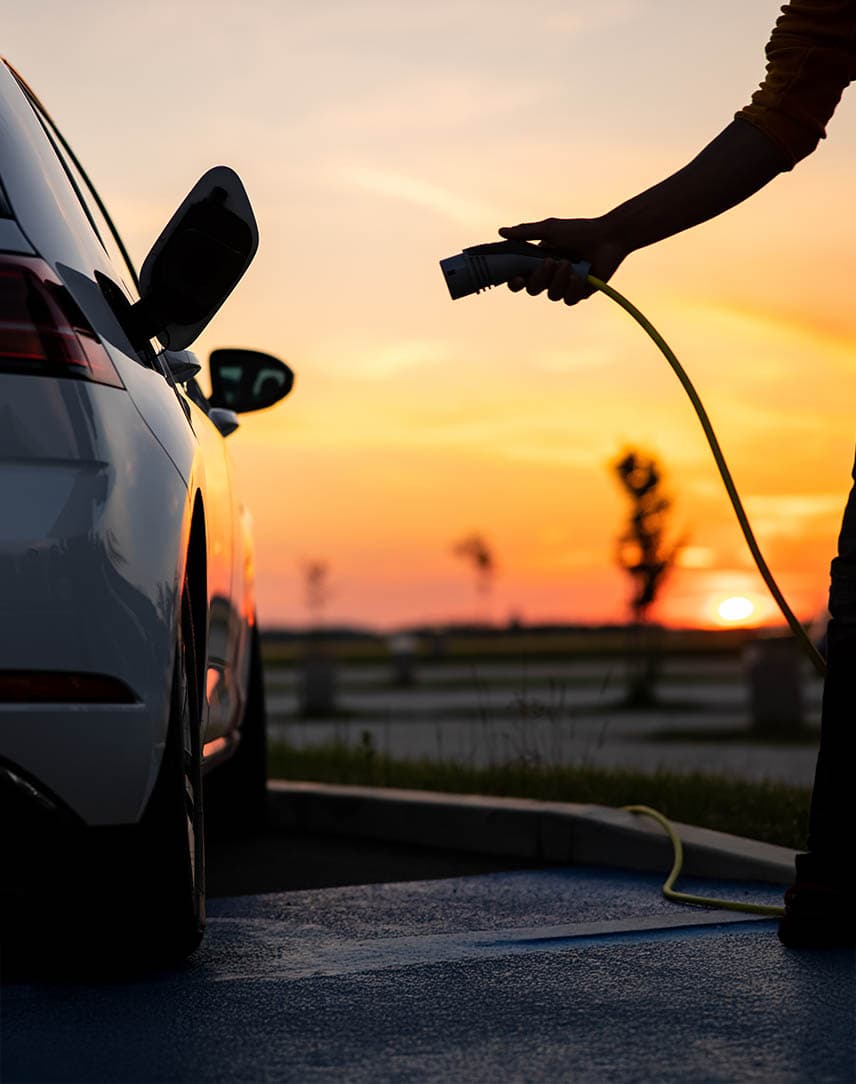 Ladekabel wird in den Tankanschluss eines Elektroautos gesteckt.