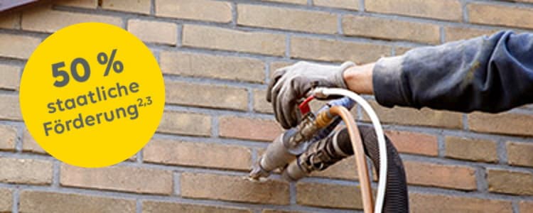 Handwerker dämmt die Außenwand eines Hauses. Ein gelber Störer weist auf 50 % staatliche Förderung hin