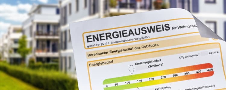 Symbolische Abbildung eines Energieausweises vor einer Gebäudereihe