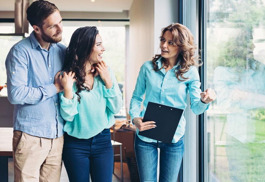 Pärchen wird zuhause beraten von Energieberaterin