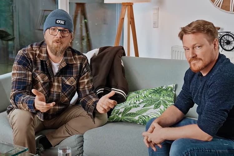 Screenshot aus dem Video, in dem EWE-Smartgeber Fred den Energieberater Jan zum Thema Sanierung interviewt