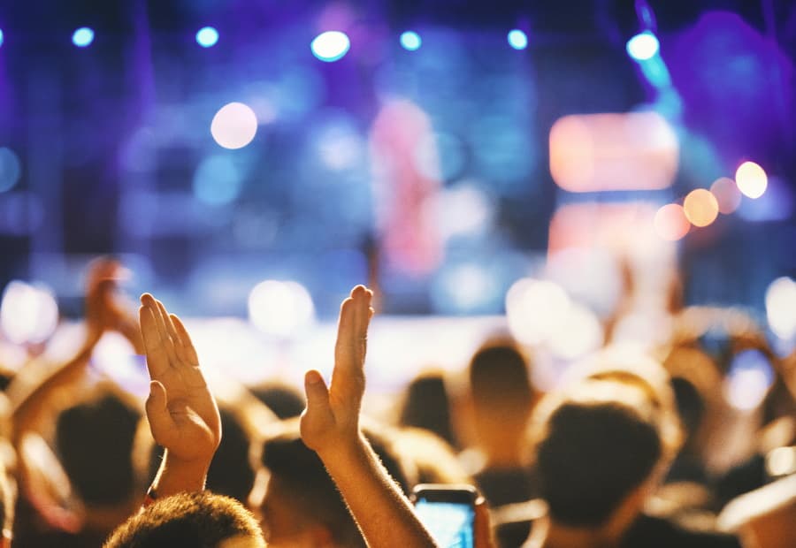 Feierndes und klatschendes Publikum bei einem Konzert