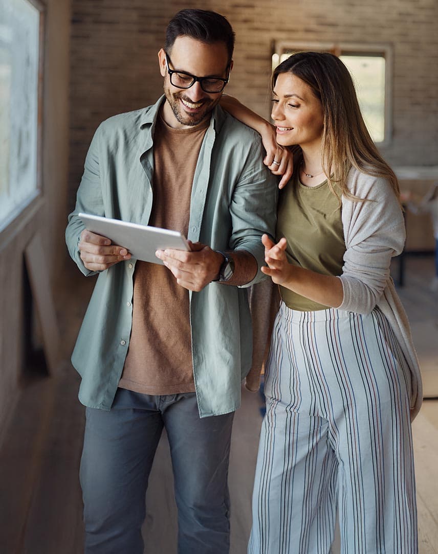 Paar informiert sich online auf einem Tablet