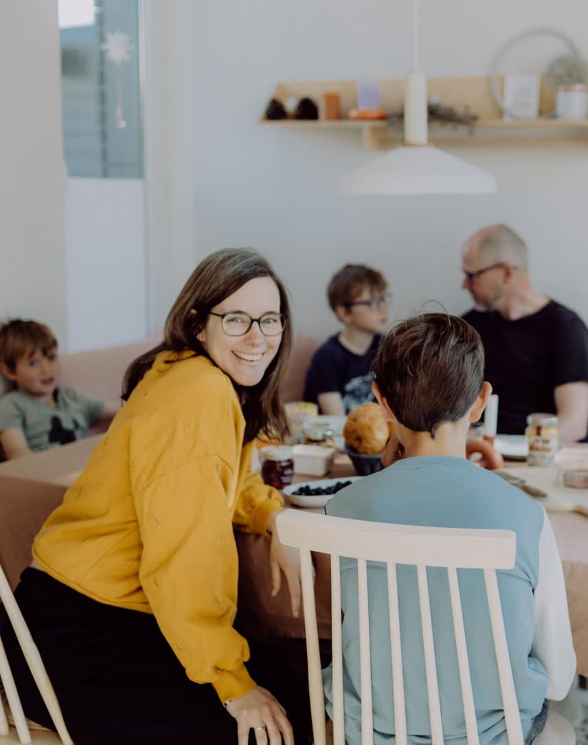 EWE-Solarkundin Kerstin mit ihrer Familie am Küchentisch