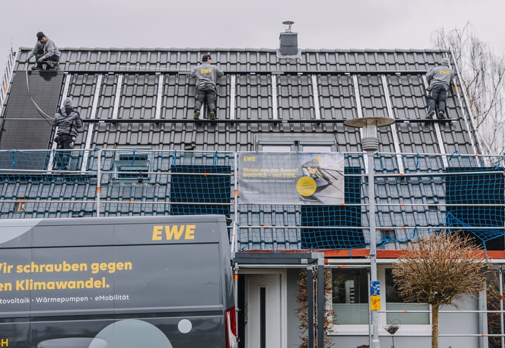 Gerüstaufbau bei der Installtion der Anlage von EWE-Solarkundin Kerstin