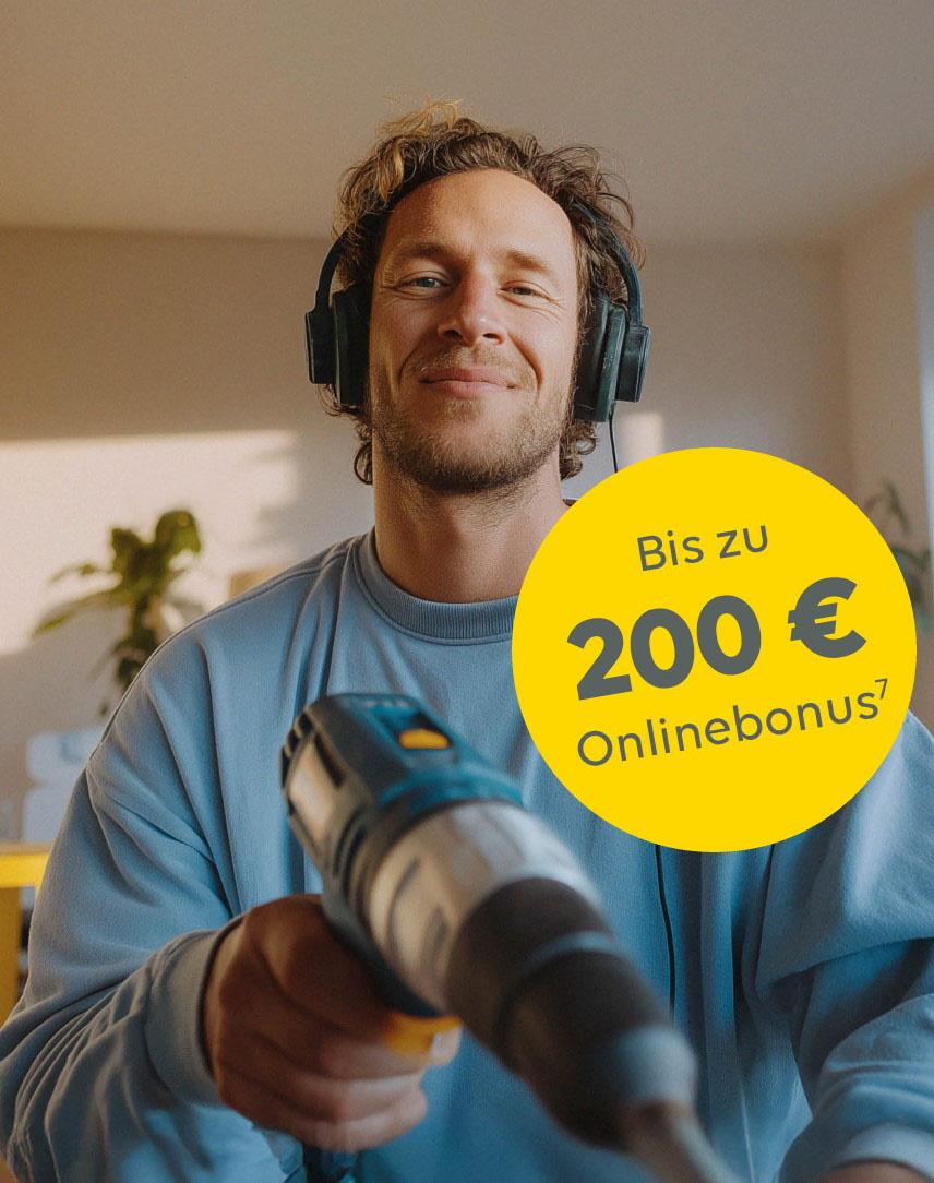 Frau mit verschränkten Armen vor Himmel-Hintergrund. In einem gelben Kreis steht "Bis zu 290 € Onlinebonus"